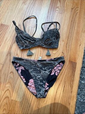New never worn Maaji bikini. Medium.